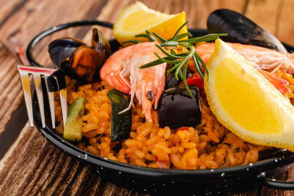 Is there a tradition to serve and eat paella?